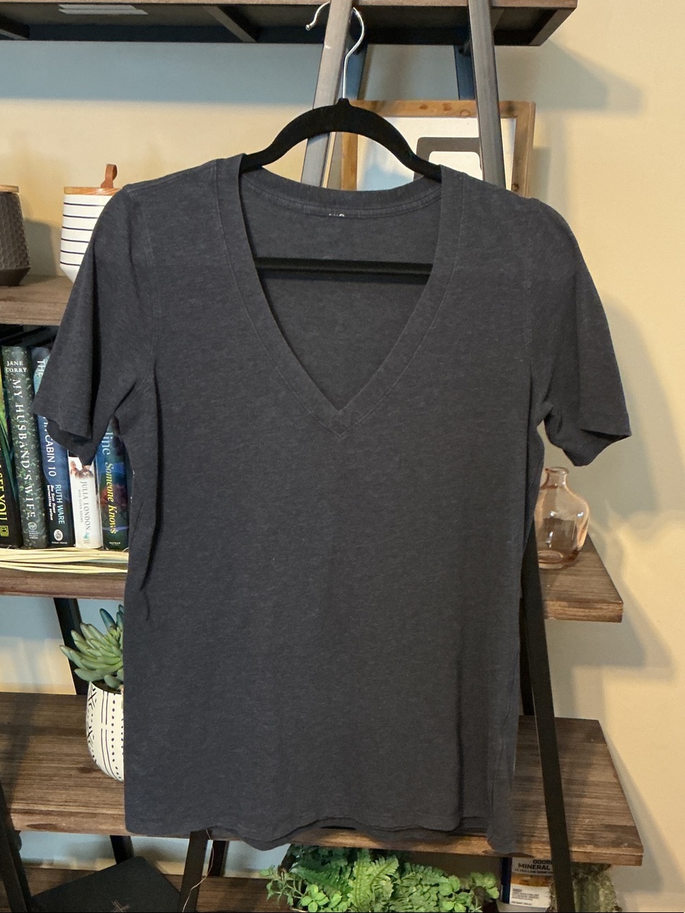 Lululemon V-Neck Tee - Charcoal